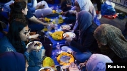Warga Muslim berbuka puasa bersama di depan Trump Tower di kota New York (1/6).