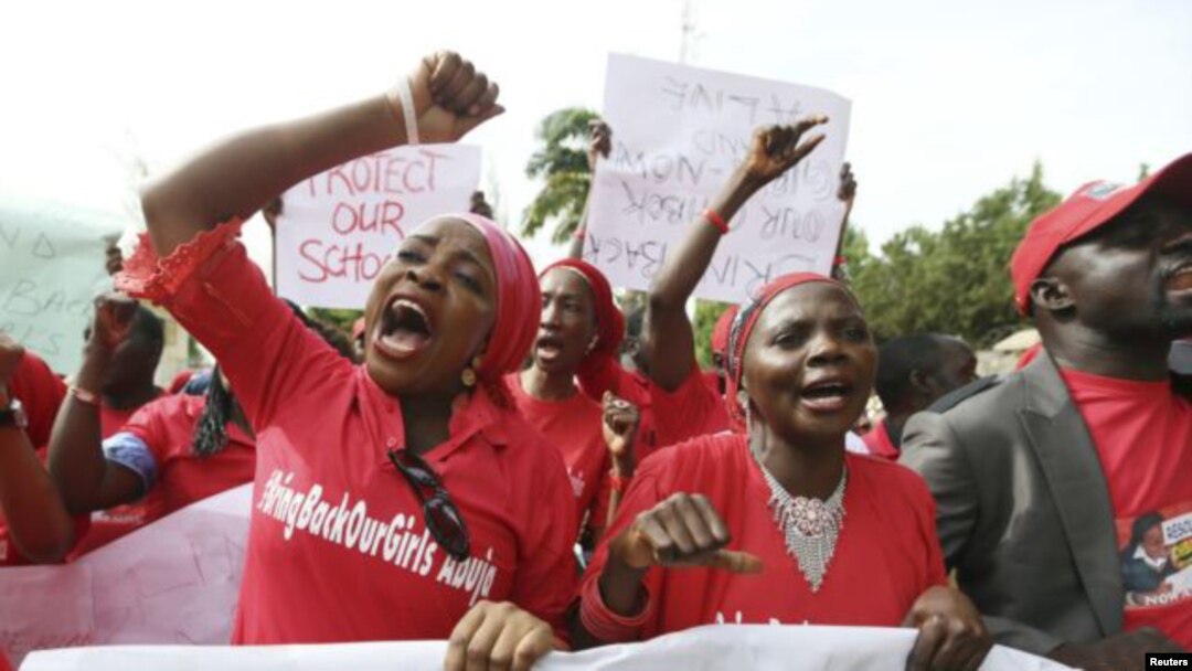 Manifestantes protestan en Nigeria contra el grupo terrorista que secuestró a las alumnas de secundaria.