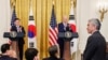 조 바이든 미국 대통령이 지난달 21일 문재인 한국 대통령과의 정상회담 기자회견에서 새로 임명한 성 김 대북특별대표(오른쪽)를 소개했다.