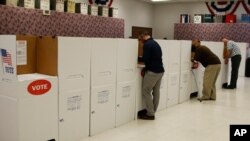 Votantes, respetando la distancia social, emiten su voto en forma adelantada en la Junta Electoral del Condado de Oklahoma, en Oklahoma City, el 25 de junio de 2020.