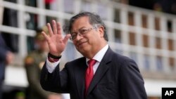 El presidente de Colombia, Gustavo Petro, saluda a los periodistas durante la ceremonia de juramentación de su nuevo jefe de policía, en Bogotá, Colombia, el viernes 19 de agosto de 2022. 